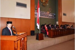 Ketua DPRD< Rana Suparman memberikan sambutan seusai dilantik